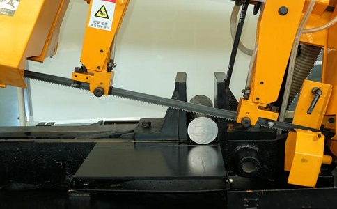 覃塘数控带锯床自动送料精度会出现偏差吗？