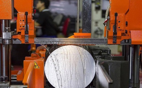 覃塘立式金属带锯床切削出现跑带故障解决方法！